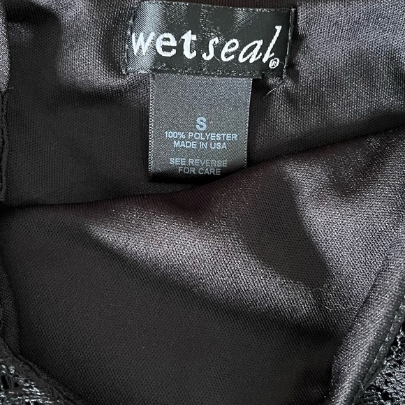 🌸 BLACK CROPPED TOP WITH LACE OVERLAY SIZE SMALL - Picture 5 of 5